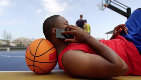 Basketballspieler,-Der-Auf-Dem-Mobiltelefon-4k-Spricht