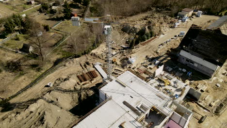 antena de arriba hacia abajo cerca de la grúa de construcción sobre el sitio de construcción vacío