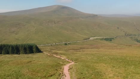 senderismo a través de las balizas de brecon
