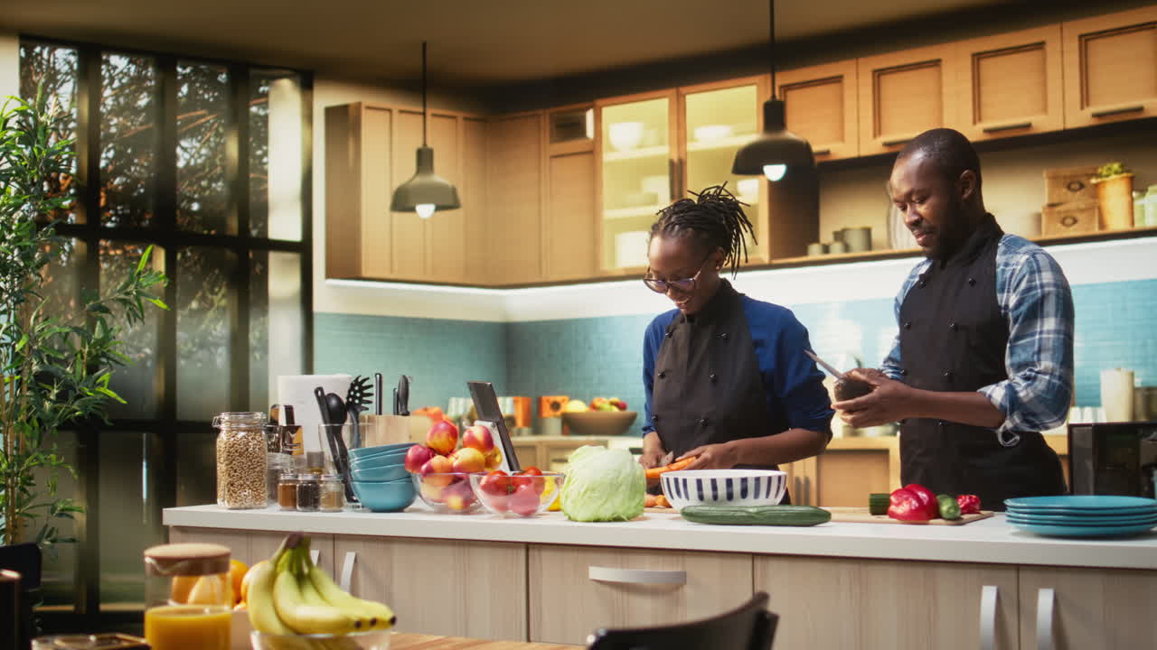 Persone che cucinano insieme in cucina
