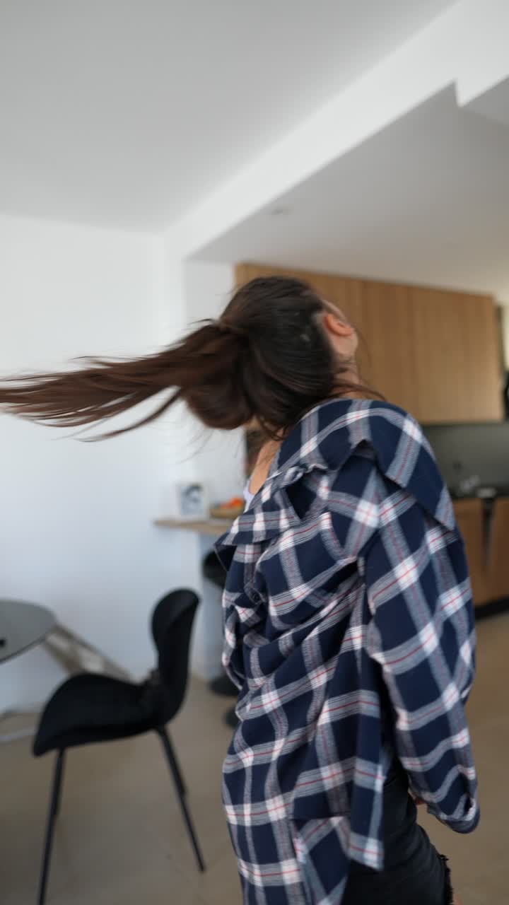 현대적 인 부 에서 스트레칭 하는 여자