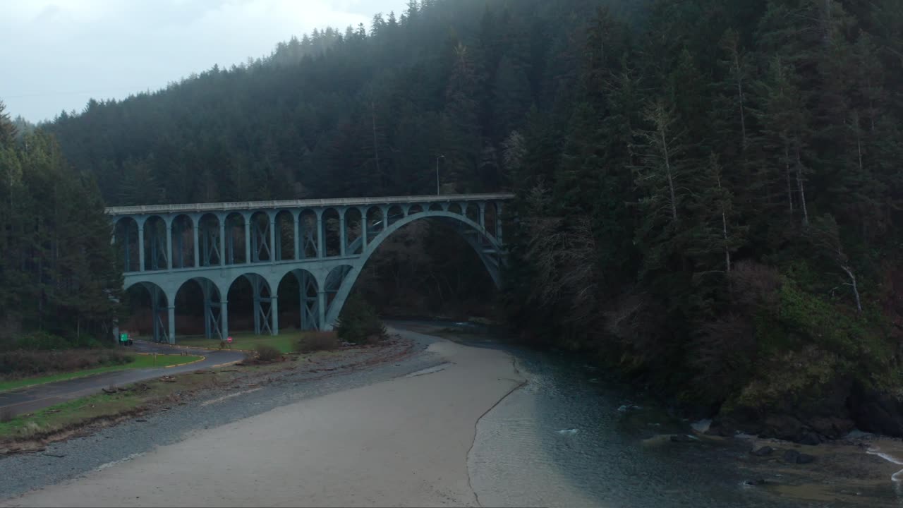 drone aéreo del puente de cape creek, en oregon en la costa