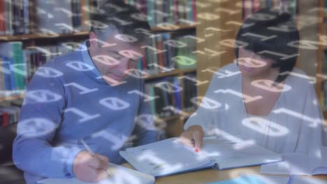 animación de código binario sobre maestros caucásicos mayores discutiendo en la biblioteca