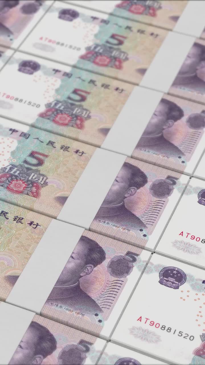 Video vertical de billetes de 5 yuanes chinos siendo impresos por una prensa de dinero