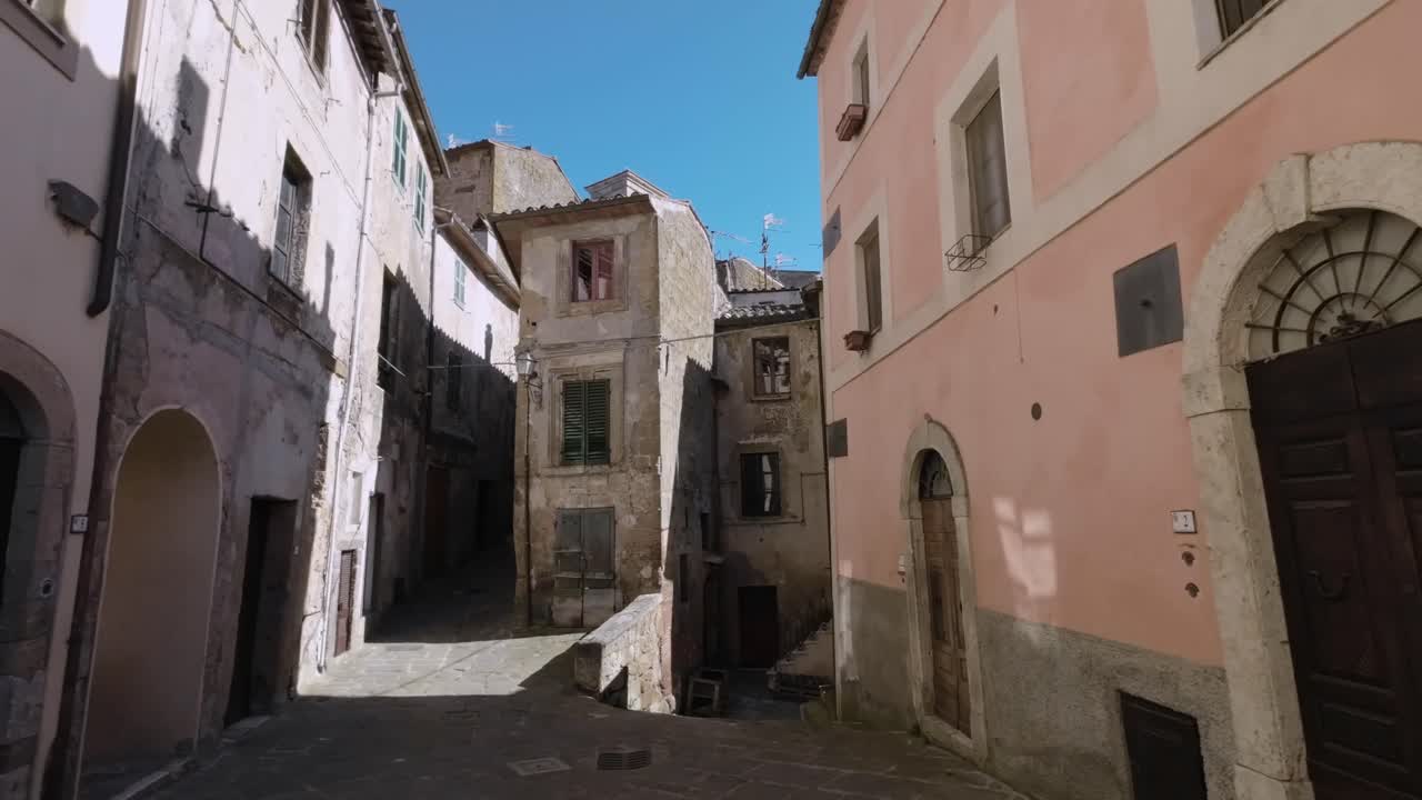 Bella strada medievale di Sorano, un borgo della Toscana in provincia di Grosseto.