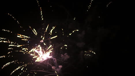 fuegos artificiales al comienzo del nuevo año en la noche negra 3