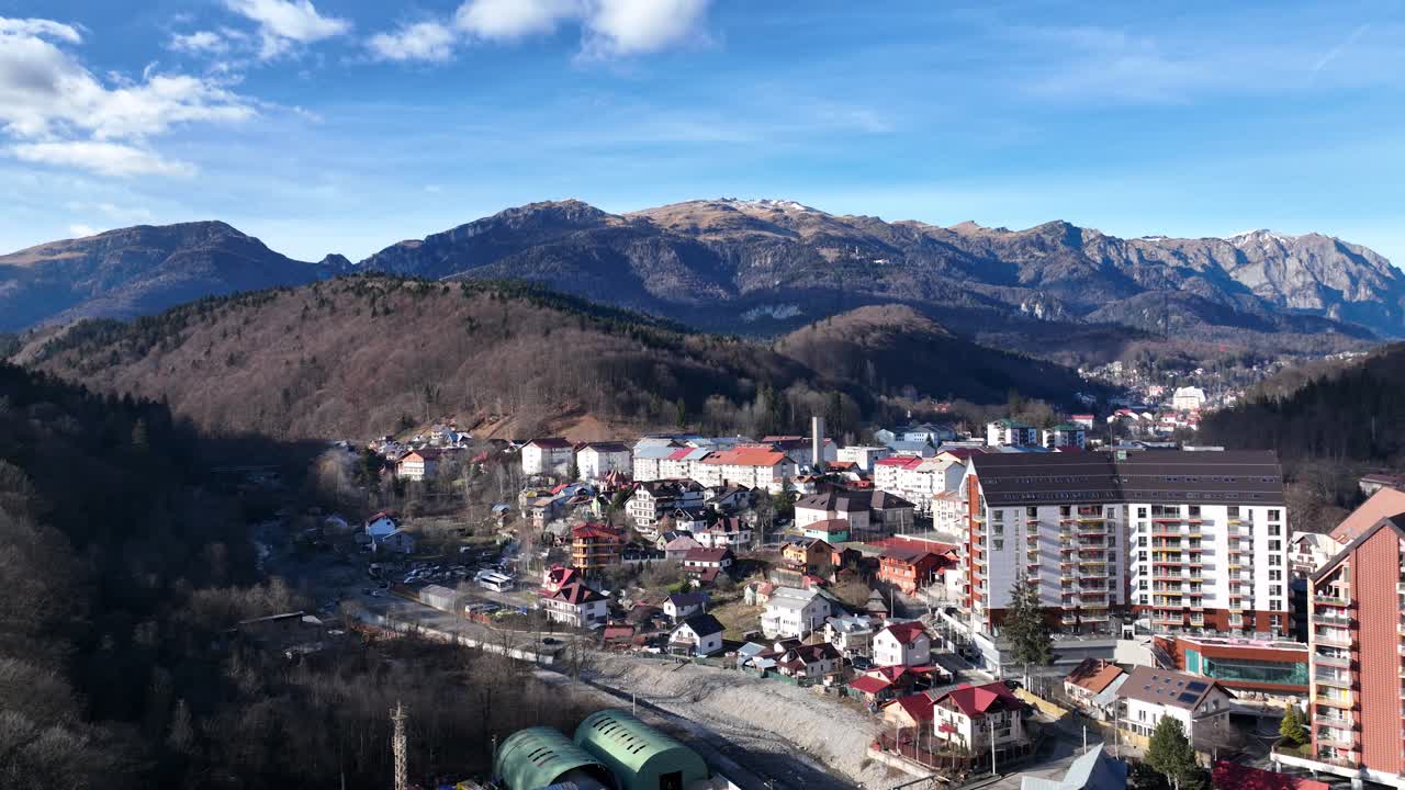 vista aérea de la ciudad de sinaia con montañas y estaciones de esquí en el condado de prahova, rumania durante el día soleado, rumania