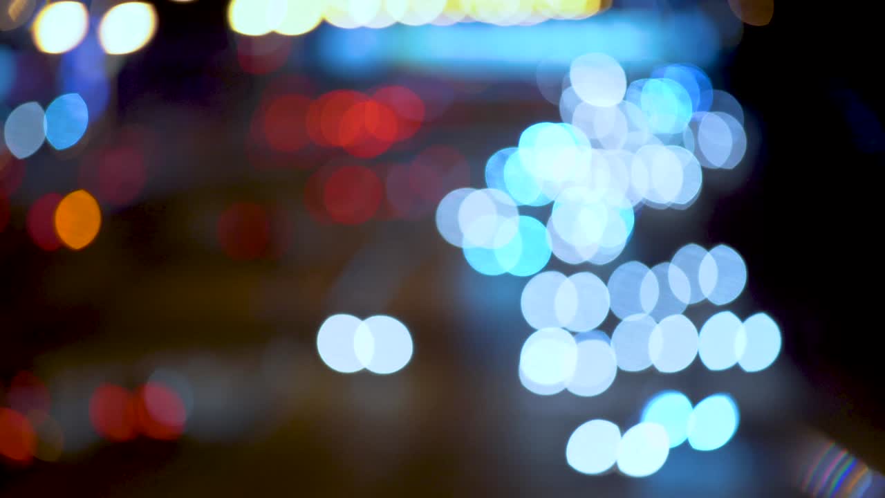 luz de tráfico desfocalizada del vehículo.