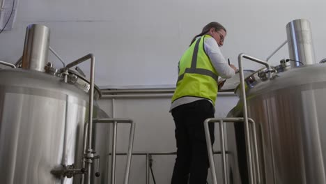 hombre caucásico trabajando en una microcervecería