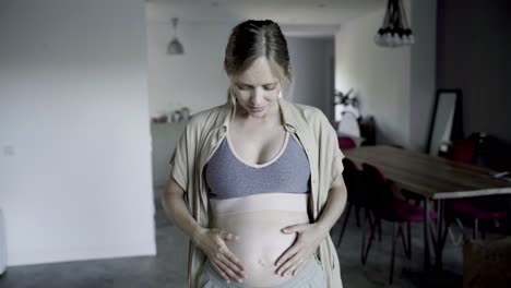 Schöne-Schwangere-Frau,-Die-Ihren-Bauch-Berührt
