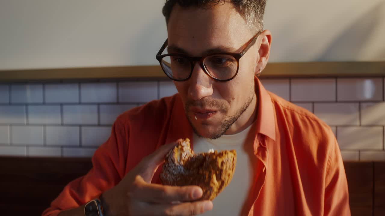 hombre comiendo y bebiendo en un café