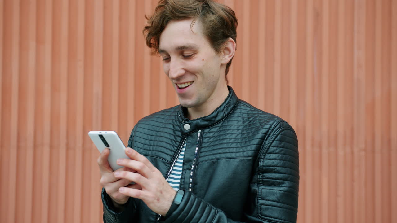 Uomo che reagisce al suo cellulare