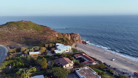 las casas de la finca de afluencia de flyover a punto dume en malibu, california