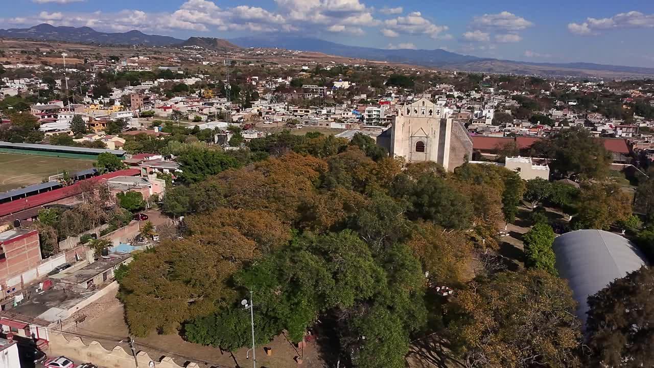 Aerea: paesaggio urbano di Oaxtepec con cielo blu nuvoloso di giorno a Morelos, Messico, ripresa con drone in orbita
