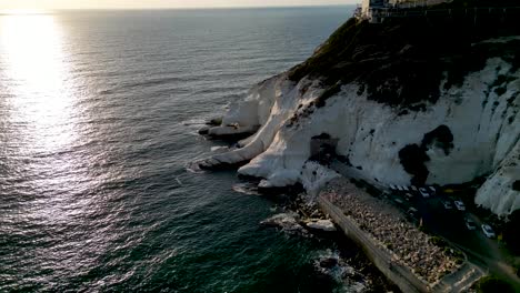 Hermoso-Video-Panorámico-De-Drones-4k-De-Rosh-Hanikra,-El-Punto-Más-Al-Norte-Que-Separa-La-Frontera-Entre-Israel-Y-El-Líbano