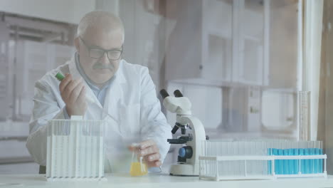 Labor.-Hand-In-Blauem-Handschuh-Bewegt-Die-Röhrchen-Und-Tropft-Blaue-Flüssigkeit.-Medizinisches-Personal-Hält-Gelbe-Und-Blaue-Flüssigkeitsprobe-In-Reagenzglas-Und-Analysiert-Urin-Im-Labor.-Hochwertiges-4K-Filmmaterial