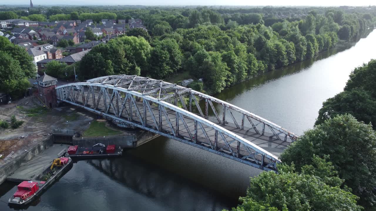 vista aérea descendente de vehículos que cruzan el canal de barcos de manchester puente giratorio warrington, inglaterra