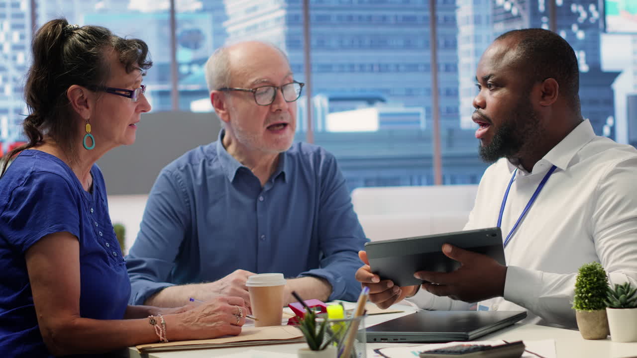 노인들은 은퇴 계획을 세우기 위해 재정 자문가와 만납니다.