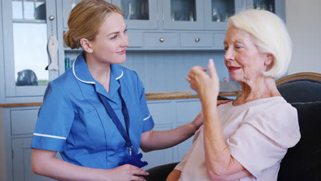 Weibliche-Gemeindekrankenschwester-Besucht-ältere-Frau-Zu-Hause