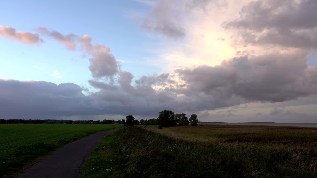 장면 위로 움직이는 인상적인 구름과 함께 자연의 외로운 보도