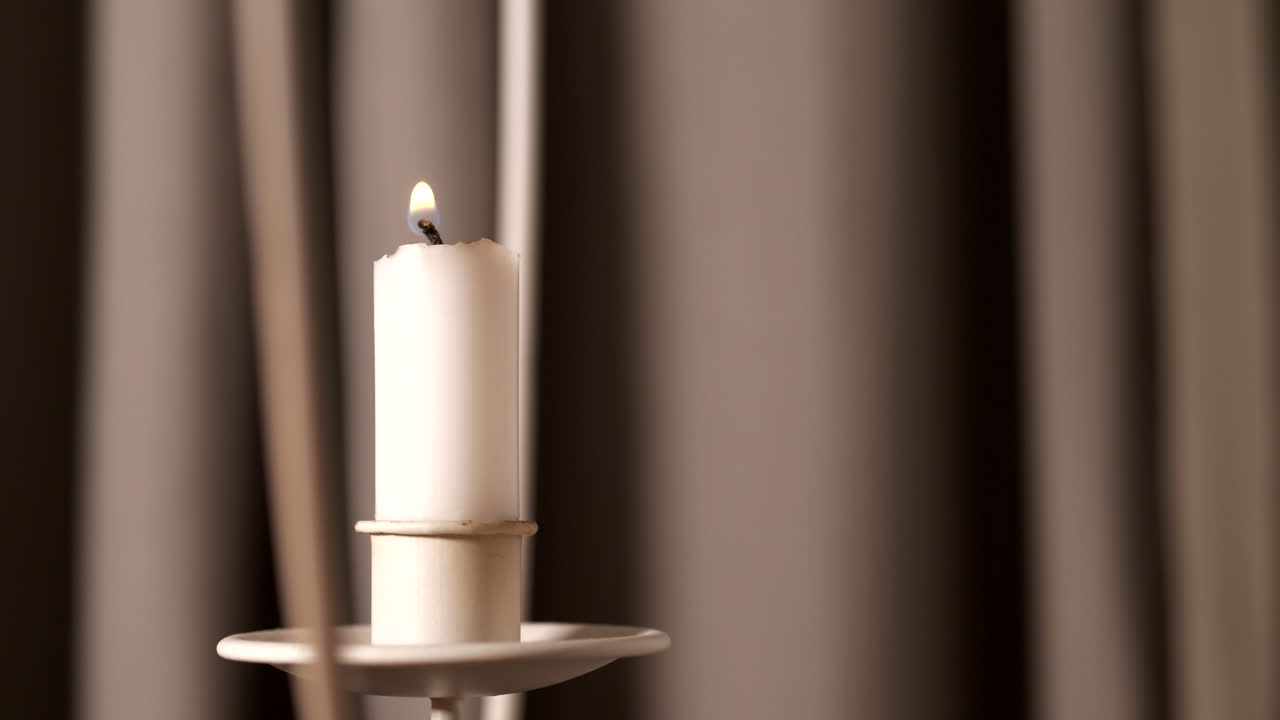 ручное зажигание белой восковой свечи, затем слайдер для раскрытия пространства копирования