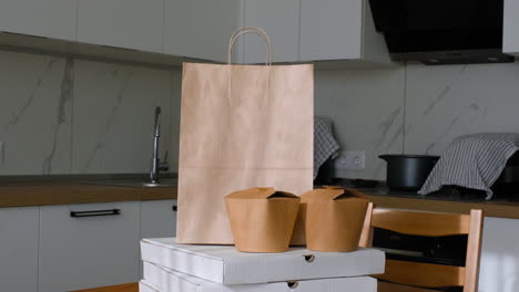 comida para llevar en la mesa