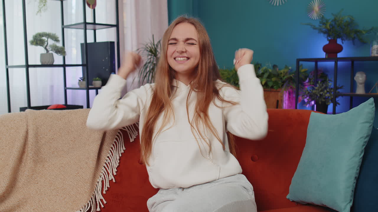 взволнованная молодая женщина удивлена, шокирована внезапной победой, хорошие новости о победе, празднует, вау реакция