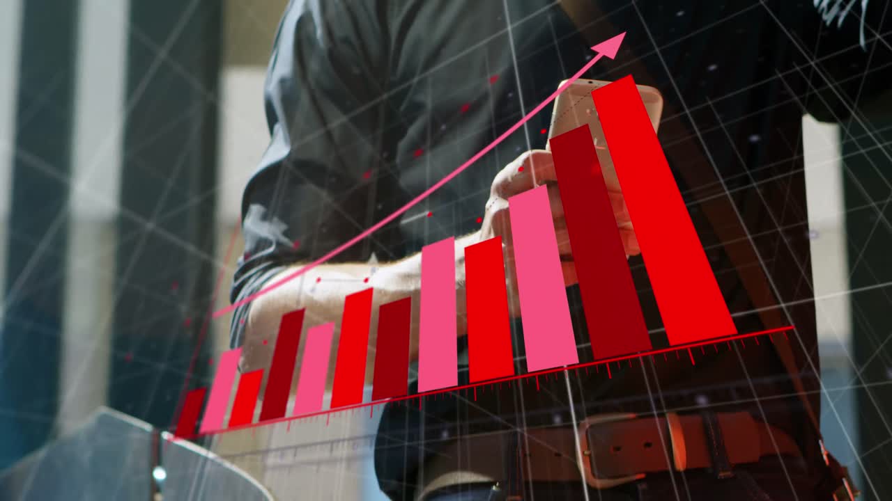 커피를 마시고 스마트폰을 사용하는 남자의 중간 섹션에서 데이터 처리 애니메이션