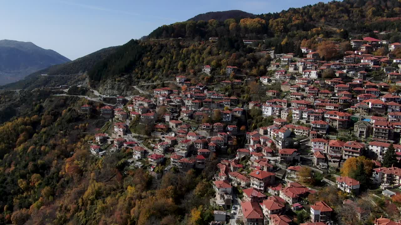 Yunanistan'ın Epir bölgesindeki ünlü Metsovo'nun havadan drone görünümü.