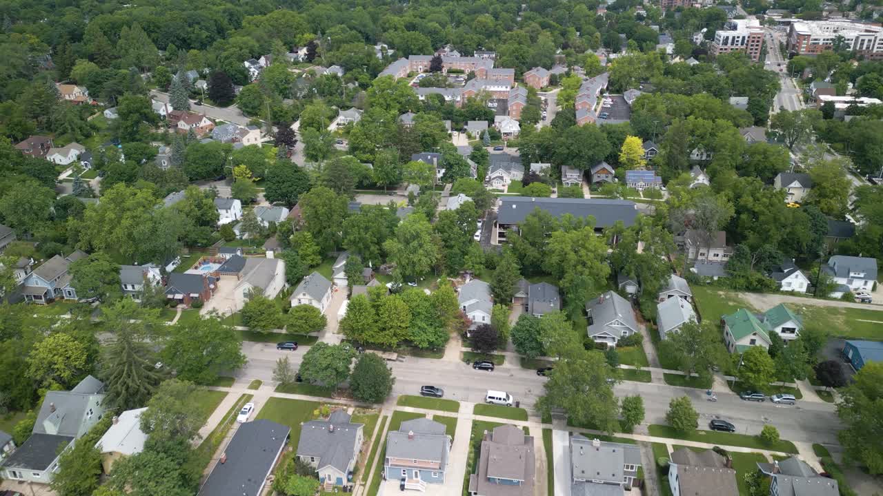 vista aérea de las casas en una típica ciudad suburbana de los estados unidos