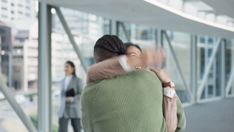 공항에서 흥분하고 포옹하는 커플