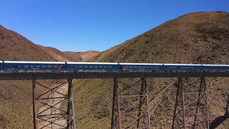 aéreo - viaducto ferroviario la polvorilla puente en salta, argentina, elevándose hacia adelante