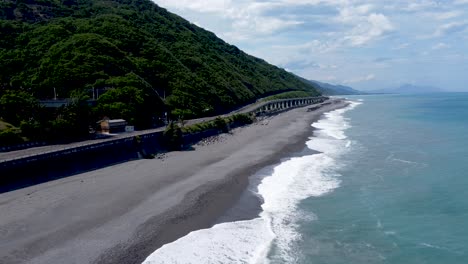 Vista-De-Drones-De-La-Carretera-Junto-Al-Mar-En-Japón.