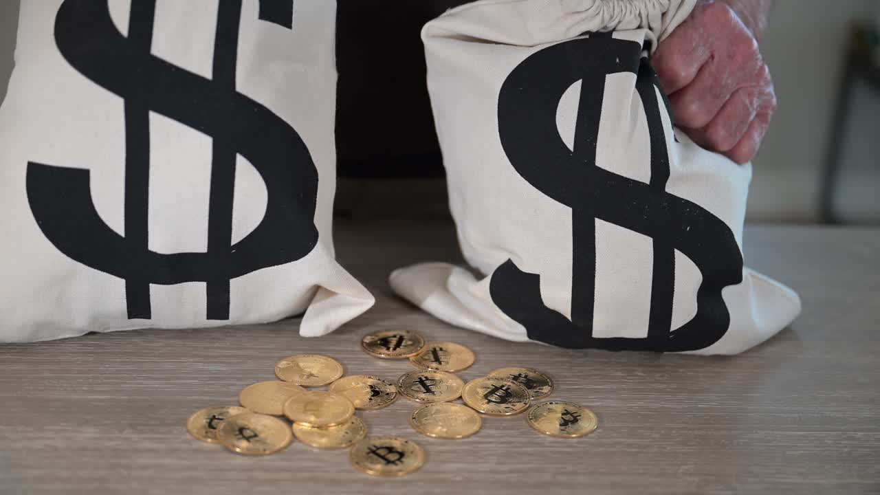 primer plano de la riqueza moviéndose hacia dos bolsas de dinero sostuvo mis fuertes manos masculinas jubiladas con una pila de bitcoin de recuerdo