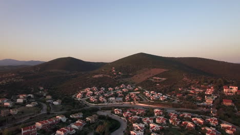 Escena-Con-Cabañas-Y-Colinas-Verdes-En-La-Playa-De-Trikorfo,-Grecia.