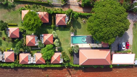 Antena:-Toma-De-Arriba-Hacia-Abajo-De-Una-Pequeña-Habitación-De-Hotel-Con-Piscina-En-Tailandia,-Asia