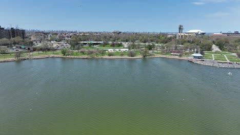 Una-Vista-Aérea-Sobre-El-Lago-Del-Prado-En-Un-Hermoso-Día-En-Queens,-Ny