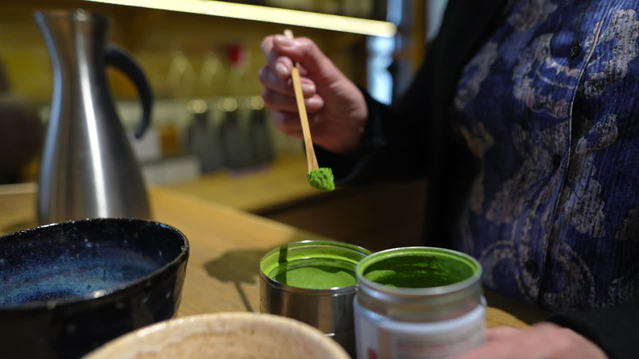persona que prepara el té matcha
