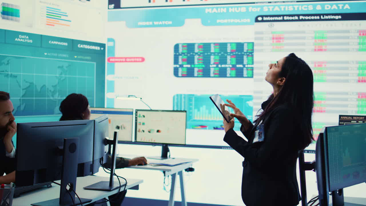 gerente de contabilidad revisando los números del presupuesto después de los costos mensuales