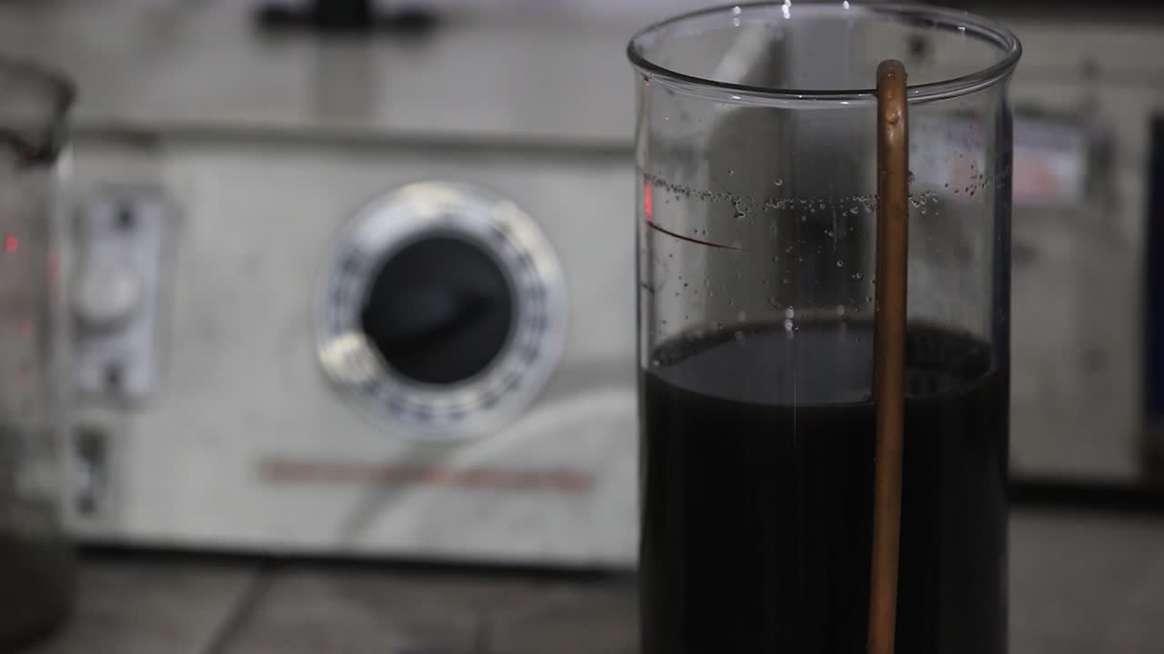 primer concepto de seguridad, análisis de muestras de suelo bajo microscopio