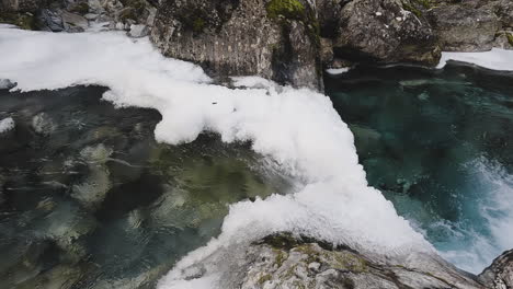 Vista-De-Un-Río-Congelado-Y-Una-Pequeña-Cascada-En-Noruega---Panorámica-A-La-Derecha