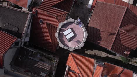 vista aérea de arriba hacia abajo de la torre del reloj de sahat kula y la bandera de la ciudad de herceg novi, montenegro