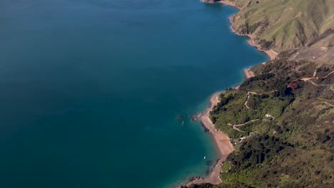 Increíble-Paisaje-Costero-De-Explorar-Y-Viajar-Por-Nueva-Zelanda---Drone-Revela-El-Paso-Francés-Y-El-Paisaje-Marino