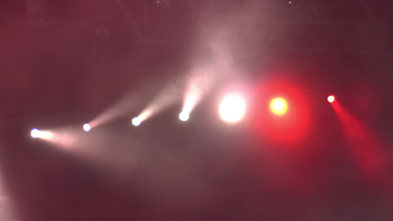 iluminación brillante futurista de los reflectores del escenario