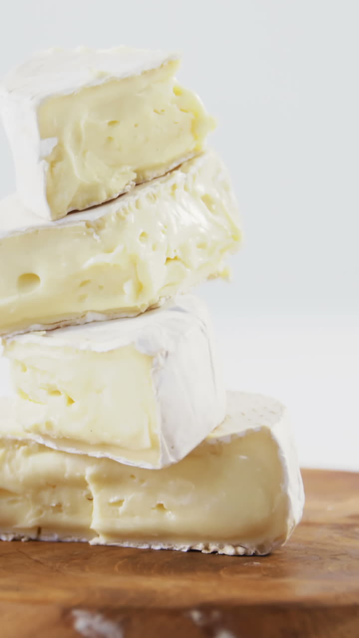 pila de queso en una tabla de madera