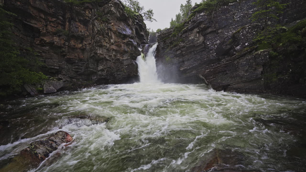 Kraftig foss i en fjellelv