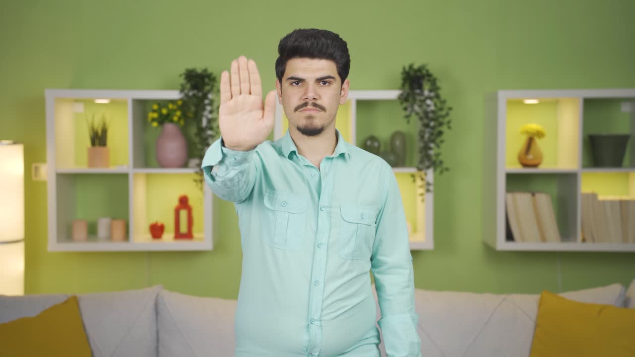 el joven dice que se detenga.