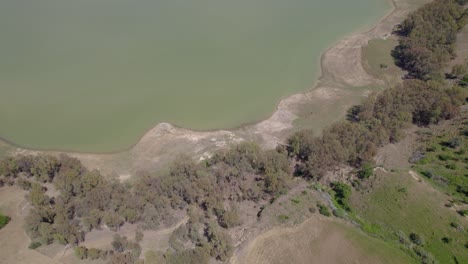 Toma-Aérea-De-Arriba-Hacia-Abajo-Del-Lago-Seco-De-Pozzillo,-Sicilia,-Italia-Nivel-Crítico-De-Agua