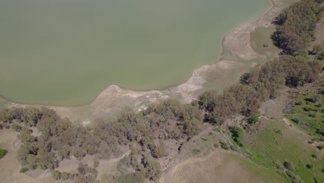 fotografía aérea de arriba hacia abajo del lago seco de pozzillo, sicilia, italia, nivel crítico de agua