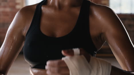 manos, gimnasio y condición física de una mujer en sudor